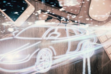 Otomotiv teknolojisi temalı çizimler telefon ile masaya konur. Üst Manzara. Otomatik pilot kavramı.