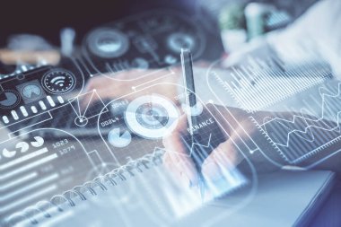 Teknoloji temasının arka plan notları alan insanların üzerine çift pozlanması. Teknoloji kavramı