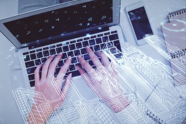 Bilgisayarda ve binalarda çalışan kadın elinin hologram çizimine iki kez maruz kalmış. Üst Manzara. akıllı şehir konsepti.