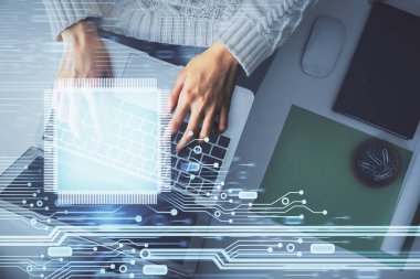 Bilgisayar ve veri temalı hologram çizimlerinde çalışan kadın elleri çift pozlama. Üst Manzara. Teknoloji konsepti.