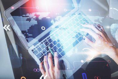 Bilgisayar ve dünya haritası çizimleri üzerinde çalışan kadın elleri çift pozlama. Üst Manzara. Uluslararası iş kavramı.