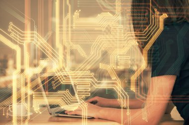 Bilgisayar ve teknoloji temalı çizimlerde kadın elinin çifte pozlanması. Yüksek Teknoloji kavramı.