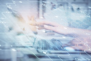 Bilgisayar ve veri temalı hologram çizimleri üzerinde çalışan kadın ellerine çok fazla maruz kalma. Teknoloji kavramı.