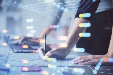 Bilgisayar ve veri temalı hologram çizimlerinde çalışan kadın elleri çift pozlama. Teknoloji kavramı.