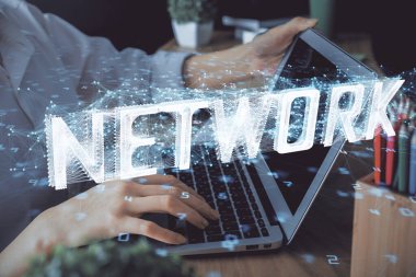 Bilgisayar ve veri temalı hologram çizimlerinde çalışan kadın elleri çift pozlama. Teknoloji kavramı.