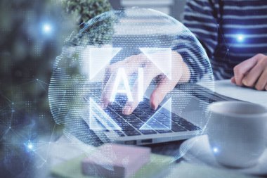 Bilgisayar ve veri temalı hologram çizimlerinde çalışan kadın elleri çift pozlama. Teknoloji kavramı.