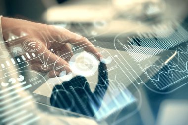 Dijital bir cihaz ve teknoloji temalı hologram çizimi kullanarak insanın elini tutarken çift pozlama. Teknoloji konsepti.