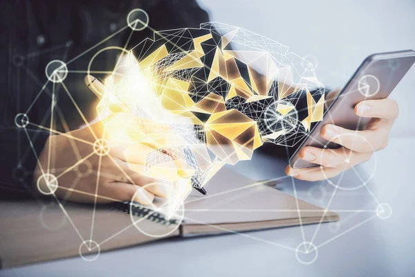 Beyin çizimine çift pozlama ve cep telefonu kullanan kadın hologramı..