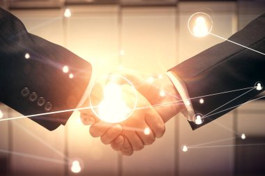 İki kişinin sosyal ağ temalı hologramı ve el sıkışması.