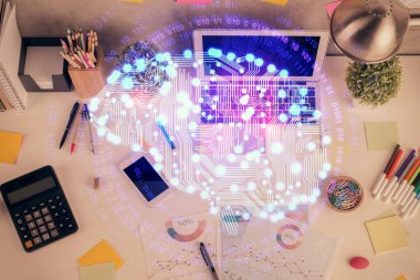 Üst görünüm çalışma masası arka planında bilgisayarla beynin hologramına çoklu pozlama. Büyük veri kavramı.