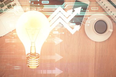 Ampulü telefonla masanın üzerine çizerken çift pozlama. Üst Manzara. Fikir kavramı.