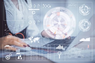 Bilgisayar ve veri temalı hologram çizimleri üzerinde çalışan kadın ellerine çok fazla maruz kalma. Teknoloji kavramı.