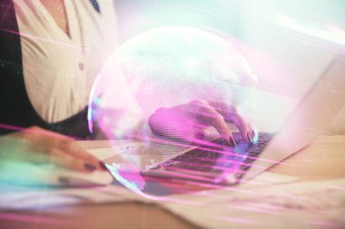 Bilgisayar ve teknoloji temalı çizimlerde kadın elinin çifte pozlanması. Yüksek Teknoloji kavramı.