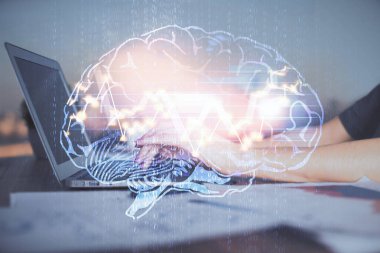 Bilgisayar ve insan beyin hologramı çizimleri üzerinde çalışan kadın ellerine çok maruz kaldı. Ai teknoloji konsepti.