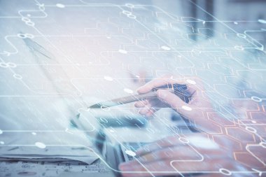 Bilgisayar ve veri temalı hologram çizimleri üzerinde çalışan kadın ellerine çok fazla maruz kalma. Teknoloji kavramı.