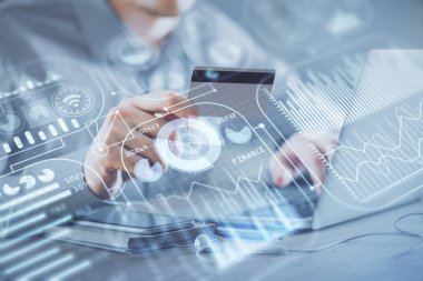 Elinde kredi kartı ve teknik tema çizimi olan bir adamın ellerine iki kez maruz kalmış. E-ticaret teknolojisi kavramı.
