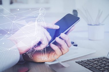 Bir insanın elini tutarken ve mobil bir cihaz ve yaratıcı hologram çizimi kullanırken çift pozlama.