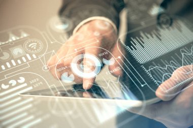 Dijital bir cihaz ve teknoloji temalı hologram çizimi kullanarak insanın elini tutarken çift pozlama. Teknoloji konsepti.