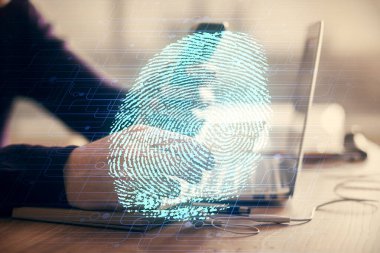 Dijital bir cihaz ve parmak izi hologramı kullanarak insanın elini tutarken çift pozlama. Güvenlik kavramı.