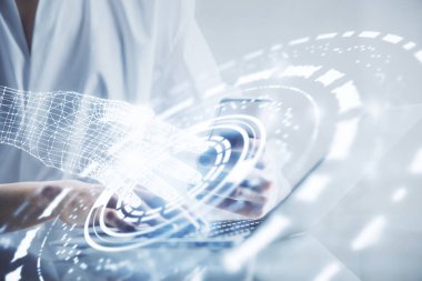 Teknolojiye çifte maruz kalma, hologram çizimi ve cep telefonu kullanan bir kadın. Ai kavramı