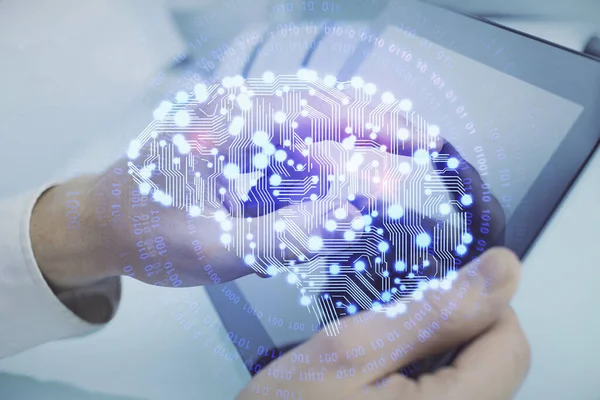 人間の手を保持し デジタルデバイスと脳のホログラム図面を使用しての二重露出 データコンセプト — ストック写真