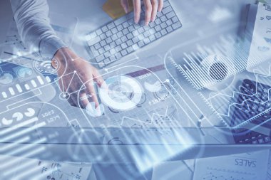 Bilgisayar klavyesinin ve teknik temalı hologram çiziminin üzerine yazarken iki kez görüntülenmiş. Üst Manzara. Teknoloji konsepti.