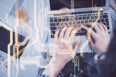 Bilgisayar klavyesinin ve teknik temalı hologram çiziminin üzerine yazarken iki kez görüntülenmiş. Üst Manzara. Teknoloji konsepti.