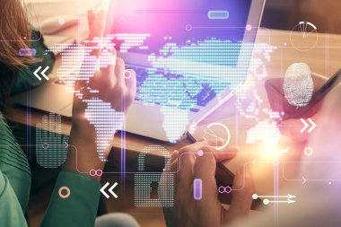 Kadın ve erkeğin birlikte çalıştığı çifte pozlama ve teknoloji temalı dünya haritası hologram çizimi. Uluslararası iş teknolojisi konsepti. Bilgisayar arkaplanı.