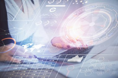 Bilgisayar ve veri temalı hologram çizimleri üzerinde çalışan kadın ellerine çok fazla maruz kalma. Teknoloji kavramı.