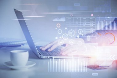 Bilgisayar ve veri temalı hologram çizimleri üzerinde çalışan kadın ellerine çok fazla maruz kalma. Teknoloji kavramı.