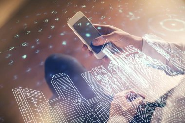 Dijital bir cihaz ve şehir çizimi kullanarak insanın ellerini tutarken çift pozlama.