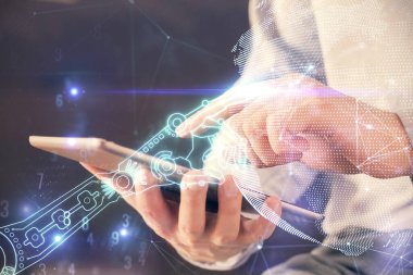 Dijital bir cihaz ve teknoloji temalı hologram çizimi kullanarak insanın elini tutarken çift pozlama. Teknoloji konsepti.