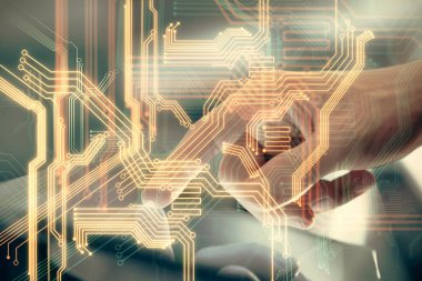 Dijital bir cihaz ve teknoloji temalı hologram çizimi kullanarak insanın elini tutarken çift pozlama. Teknoloji konsepti.