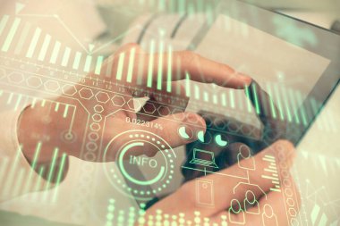 Dijital bir cihaz ve teknoloji temalı hologram çizimi kullanarak insanın elini tutarken çift pozlama. Teknoloji konsepti.