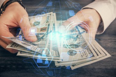 Sosyal ağ temasının çoklu pozlandırılması hologram, Amerikan dolarları ve insan eli.