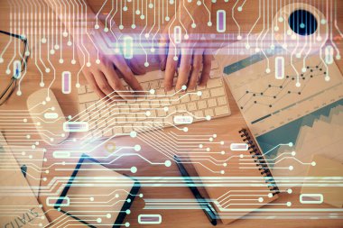 Bilgisayar klavyesinin ve veri temalı hologram çiziminin üzerine yazarken iki kez görüntülenmiş. Üst Manzara. Teknoloji konsepti.