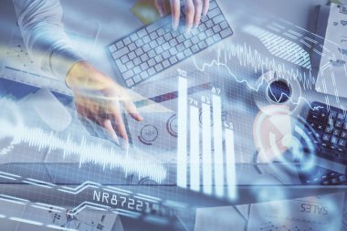 Bilgisayar klavyesinin ve teknik temalı hologram çiziminin üzerine yazarken iki kez görüntülenmiş. Üst Manzara. Teknoloji konsepti.