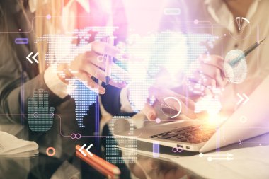 Kadın ve erkeğin birlikte çalıştığı çifte pozlama ve teknoloji temalı dünya haritası hologram çizimi. Uluslararası iş teknolojisi konsepti. Bilgisayar arkaplanı.