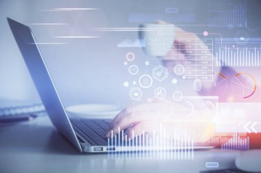 Bilgisayar ve veri temalı hologram çizimleri üzerinde çalışan kadın ellerine çok fazla maruz kalma. Teknoloji kavramı.