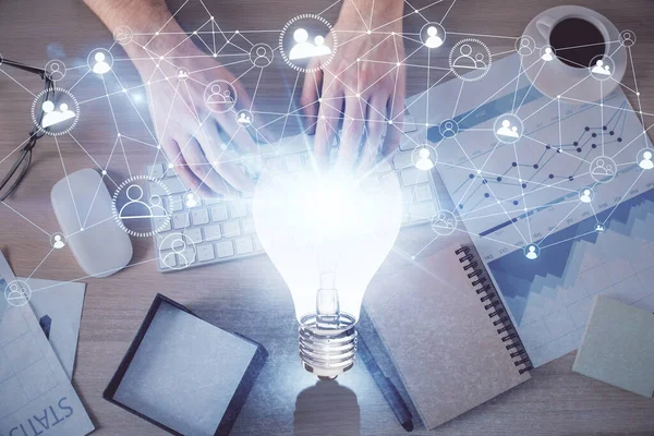 Bilgisayar klavyesi ve ampul hologramı çizimlerinin üzerine iki kez yazı yazan bir adamın eline maruz kalmak. Üst Manzara. Fikir kavramı.