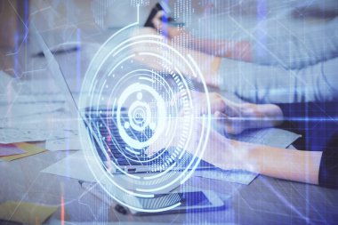 Bilgisayar ve veri temalı hologram çizimleri üzerinde çalışan kadın ellerine çok fazla maruz kalma. Teknoloji kavramı.