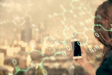 Formüllere çifte maruz kalma hologram ve cep telefonu kullanan bir kadın çizimi. Eğitim kavramı.