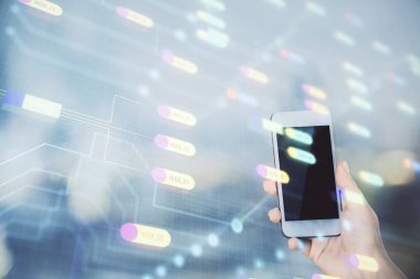 Teknolojiye çifte maruz kalma, hologram ve cep telefonu kullanan bir kadın..