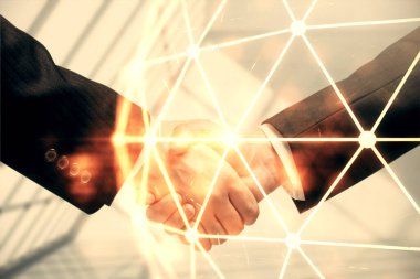 İki kişinin sosyal ağ temalı hologramı ve el sıkışması.