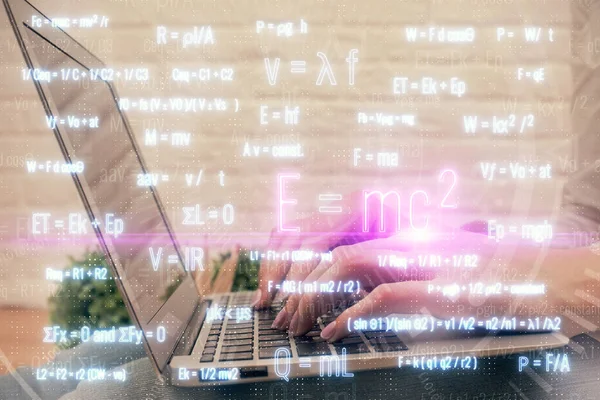 コンピュータと数式のホログラム図面に入力する女性の手の二重露出 教育理念 — ストック写真
