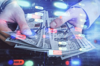 Teknolojiye çoklu maruz kalma hologram, dolar banknotları ve insan eli. Veri kavramı