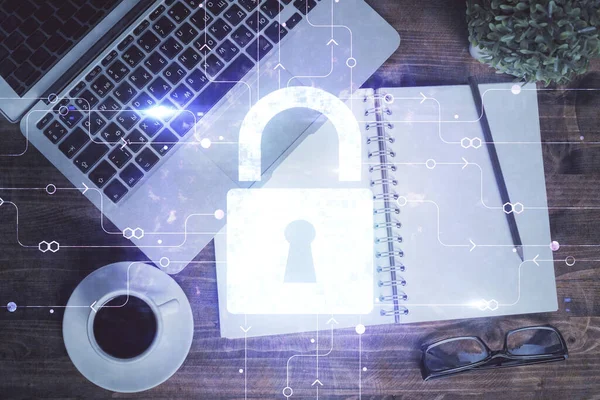 Bilgisayarla çalışma masası arkaplanının üzerine iki kat kilit hologramı çiziliyor. Veri güvenliği kavramı. Üst görünüm.