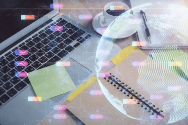 Masa arkasında kahve ve eşyalar olan iki kat harita çizimi ve masaüstü görüntüsü. Küresel veri kavramı.