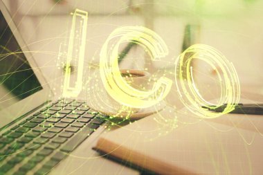 Masa arkasında kahve ve eşyalar olan kripto teknolojisi çizimi ve masaüstüne çifte maruz kalma. Engelleme zinciri kavramı