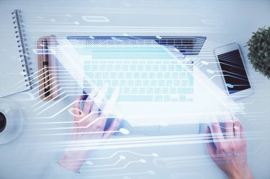 Bilgisayar ve veri temalı hologram çizimlerinde çalışan kadın elleri çift pozlama. Üst Manzara. Teknoloji konsepti.